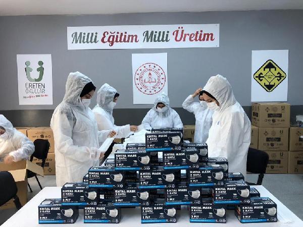 ziyaselcuk's tweet photo. Salgının başladığı günlerden bu yana 4.5 milyon maske üretip ihtiyacı olan herkese ulaştırdılar. Şimdi ihracata başladılar ve ilk rotaları Çekya oldu... 

İstanbul Gaziosmanpaşa Küçükköy Mesleki ve Teknik Anadolu Lisemizdeki tüm meslektaşlarımı ve öğrencilerimi kutluyorum. https://t.co/zVDUa9AURj