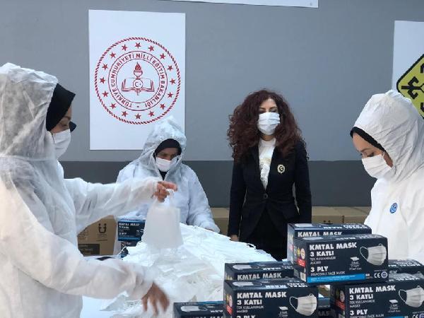 ziyaselcuk's tweet photo. Salgının başladığı günlerden bu yana 4.5 milyon maske üretip ihtiyacı olan herkese ulaştırdılar. Şimdi ihracata başladılar ve ilk rotaları Çekya oldu... 

İstanbul Gaziosmanpaşa Küçükköy Mesleki ve Teknik Anadolu Lisemizdeki tüm meslektaşlarımı ve öğrencilerimi kutluyorum. https://t.co/zVDUa9AURj