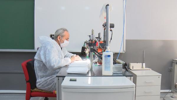 Salgının başladığı günlerden bu yana 4.5 milyon maske üretip ihtiyacı olan herkese ulaştırdılar. Şimdi ihracata başladılar ve ilk rotaları Çekya oldu... 

İstanbul Gaziosmanpaşa Küçükköy Mesleki ve Teknik Anadolu Lisemizdeki tüm meslektaşlarımı ve öğrencilerimi kutluyorum.