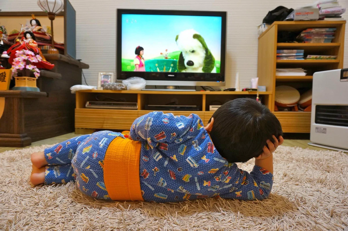 「いないいないばあっ！」を親父のような姿で楽しむ幼児！