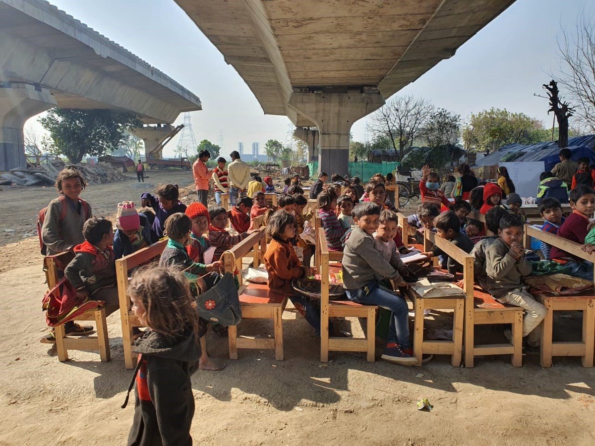 carnetsdumonde's tweet photo. ‼️ Rdv 13h sur ⁦@Europe1⁩ pour une revue des écoles sous Covid... dans les bois en Espagne ⁦@henrydelaguerie⁩ sous les ponts en Inde ⁦@Come_Bastin⁩ Le point sur la saga AstraZeneca ⁦@isabelleory⁩ ⁦@anais_cordoba⁩ ⁦@carnetsdumonde⁩ 1/2 https://t.co/DDbYLqmu0p