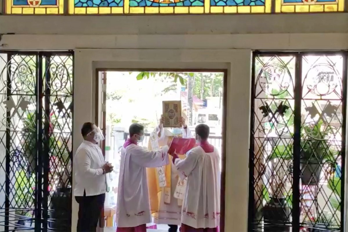500yoc's tweet photo. LOOK: Opening of the Jubilee Door at the San Pedro Cathedral Parish in Davao City led by Archbishop Romulo Valles, CBCP President. (Screenshot/DxGN-FM)
#500YearsOfChristianityPH #500YearsOfChristianity #500YOC #GiftedToGive #MissioAdGentes https://t.co/LRxkFrSmku