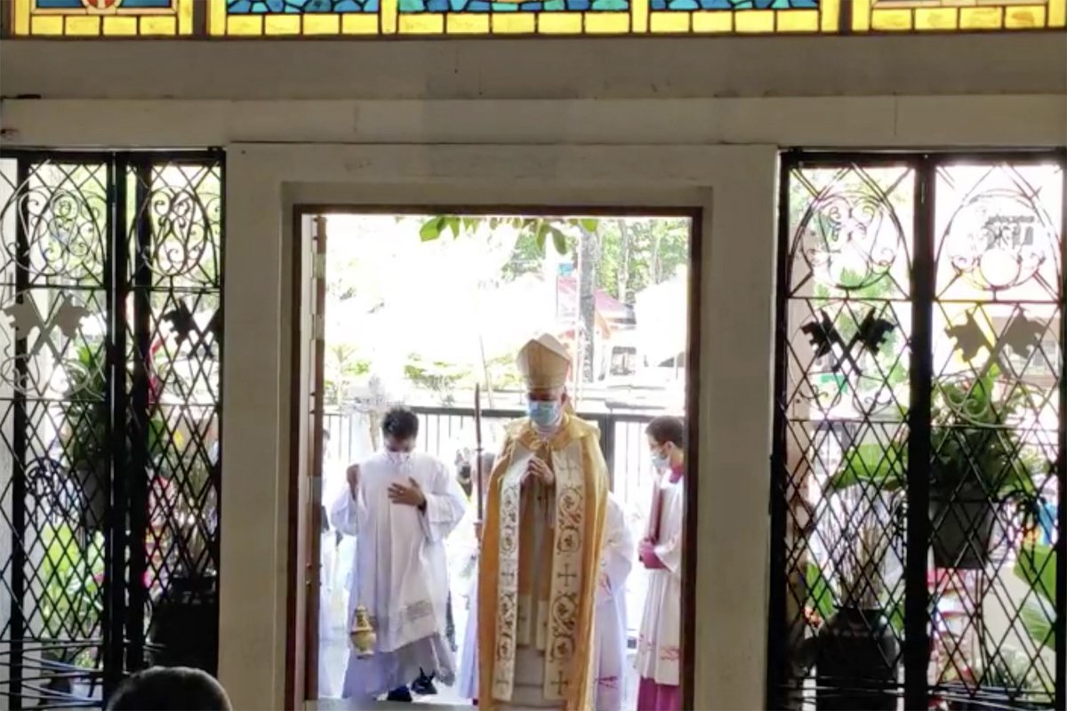 500yoc's tweet photo. LOOK: Opening of the Jubilee Door at the San Pedro Cathedral Parish in Davao City led by Archbishop Romulo Valles, CBCP President. (Screenshot/DxGN-FM)
#500YearsOfChristianityPH #500YearsOfChristianity #500YOC #GiftedToGive #MissioAdGentes https://t.co/LRxkFrSmku