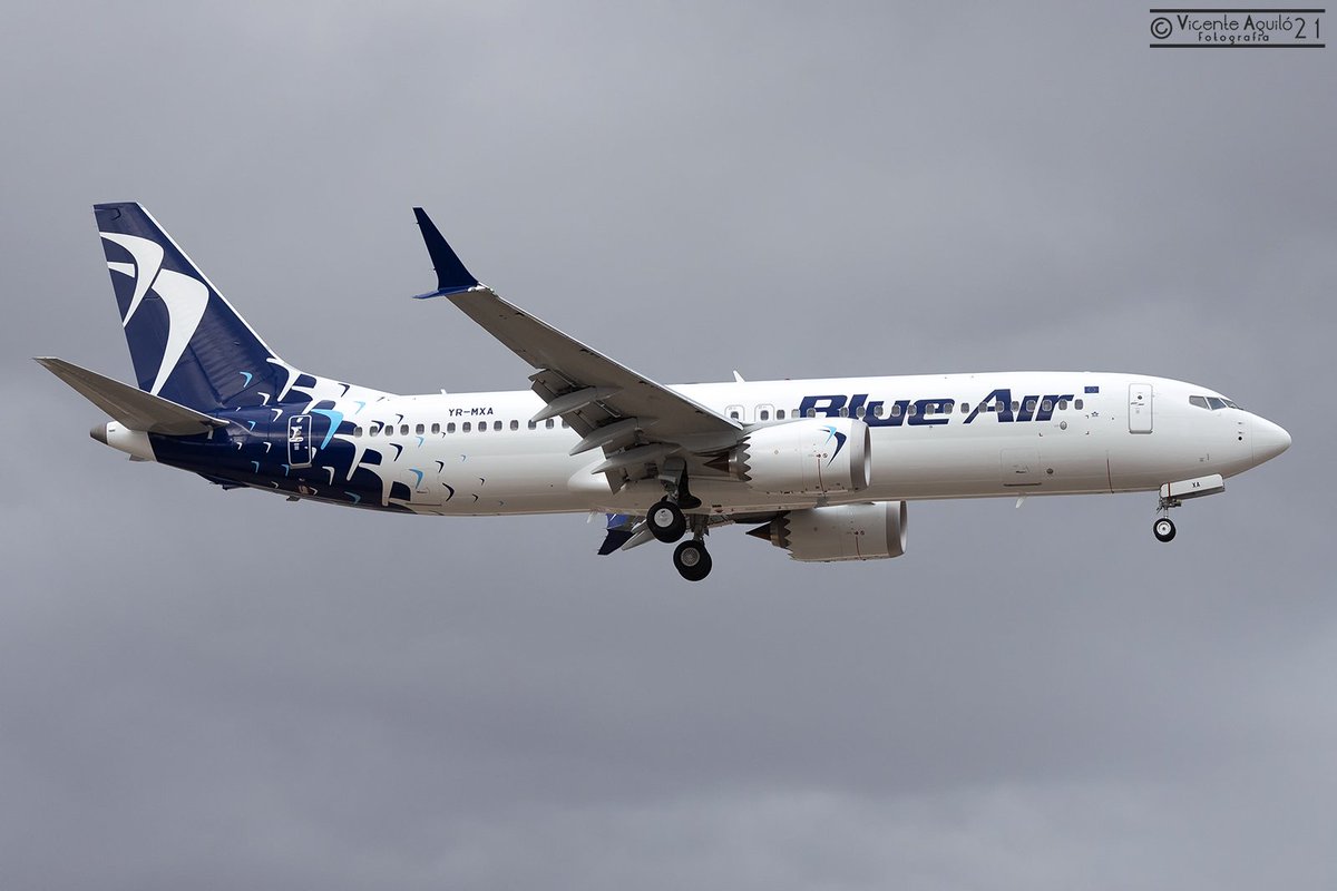 Primer "Boeing 738 MAX" que aterriza en Valencia desde la suspensión de vuelos de este modelo por motivos de seguridad. Este avión luce la nueva librea de la compañía "Blue Air".
<a href="/FlyBlueAir/">Blue Air</a> <a href="/aeroVLC/">Aeropuerto Valencia</a> <a href="/VLCspotters/">VLCspotters ✈️</a> #LROP #LEVC #YRMXA