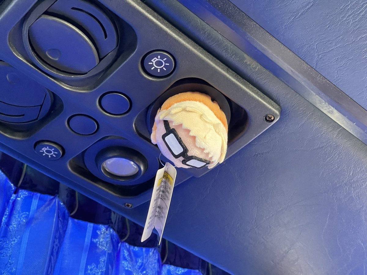 คือรูนี้มันไม่มีไฟกั้นอะ ละแอร์แม่งแรงมาก หนาวจนสั่น แม่ขอโทษนะน้องโก๋แก่ แม่จำเป็นต้องทำ🥲