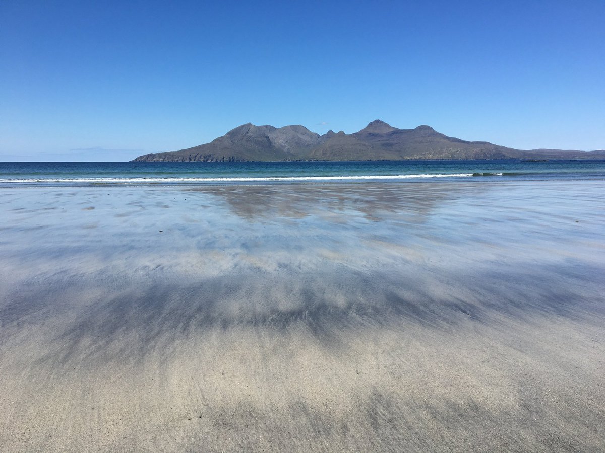 samsearchdog's tweet image. What a delightful tune ....such a treat 🙂 &amp;amp; stunning views across to Eigg... magical island. Reminds me of Songs of Separation @IAMKP #TuneWithAView
