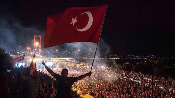 Milli iradeyi yok etmek isteyen darbe sevdalılarını aziz milletimiz 15 Temmuz’da tarihe gömdü. Kimse hayalini dahi kurmaya cesaret etmesin! Biz buradayız.
#HodriMeydan