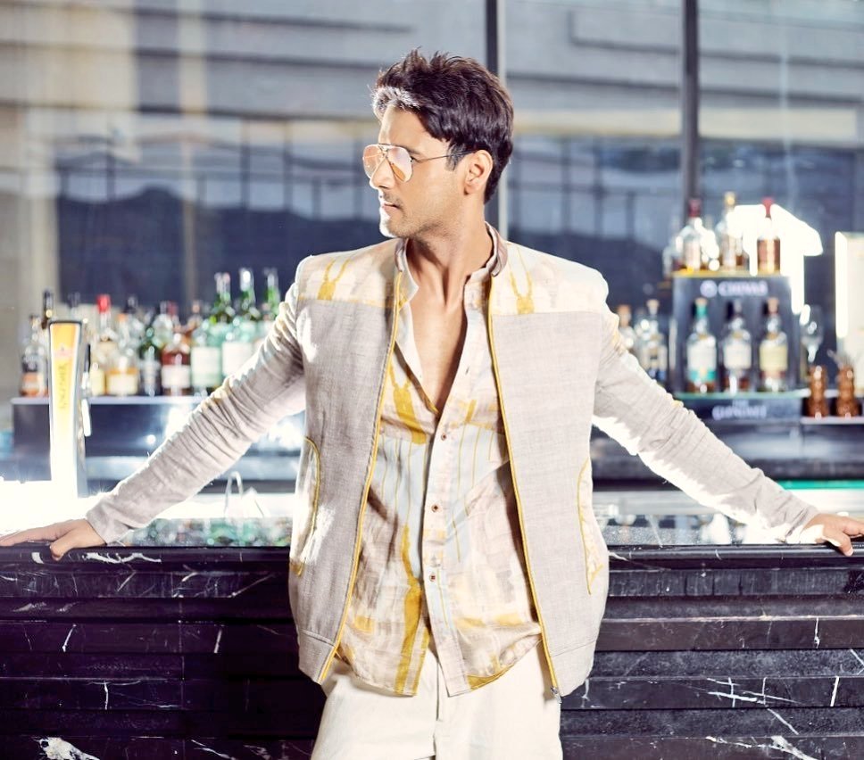 Moumita90583484's tweet photo. Sometimes can't understand what will say abt the beauty of that Man whose handsome &amp; uniqueness touch the Sky always..😍😇😇
He is amazingly beautiful 😘😘
#AttitudeKing #KillerPose 🔥
#yashhDRocks 😘😘
@Yash_Dasgupta 
@YashhD_FC https://t.co/Ael2rngCHj
