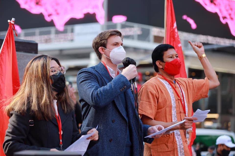 wutt_pwint's tweet photo. Myanmar people in the US gathered around the Time Square of New York and protested how they condemn the military dictatorship and that they support the CRPH government.
#Apr4Coup 
#WhatsHappeningInMyanmar https://t.co/ByxivhNwJR