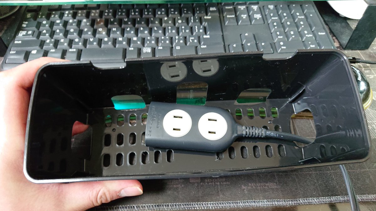 kaname_bell's tweet image. 遂に来たか……！
やるな、DAISO！！

あ、これは電源タップを収納できるケースです。
猫の吐瀉物から電源タップを守るスグレモノです。100円。ナイスコスパ。
あと5個位買ってお客さん所に設置しまくるか……！

#DAISO
#ダイソー
#ケーブルガード
#ケーブルケース
#コスパ最高