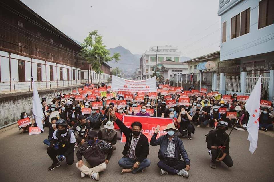Amanda86601340's tweet photo. Hundreds of people in Mogok marched on the streets to protest against military regime despite the rain. 
#Apr4Coup
#WhatsHappeningInMyanmar https://t.co/JjUJfTXvbo
