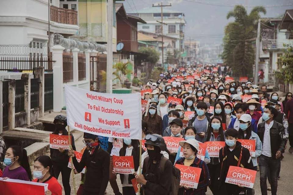 Amanda86601340's tweet photo. Hundreds of people in Mogok marched on the streets to protest against military regime despite the rain. 
#Apr4Coup
#WhatsHappeningInMyanmar https://t.co/JjUJfTXvbo