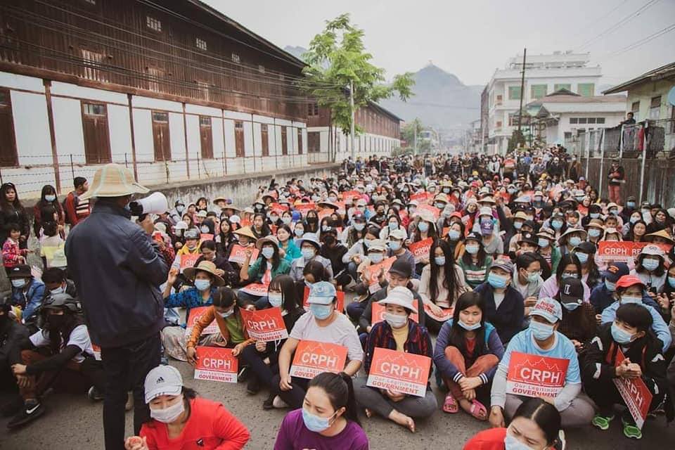 Amanda86601340's tweet photo. Hundreds of people in Mogok marched on the streets to protest against military regime despite the rain. 
#Apr4Coup
#WhatsHappeningInMyanmar https://t.co/JjUJfTXvbo