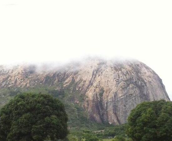 ZimBho_Official's tweet photo. 1/4 Expanding magnificently (over 1200metres) from broad-based stoney boulders on the outskirts of #Mutemwa Leprosy Centre, Chigona Mountain in #Mutoko remains a sacred place of worship for Christians in the country.
#Easter
#ReligiousTourism
#ZimBho👍
#iZimYami 
#Vakatsha https://t.co/pM8CgGX51X