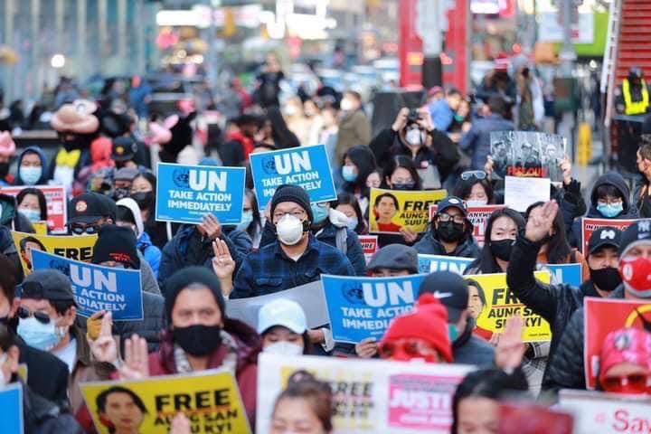Amanda86601340's tweet photo. Myanmar people in the US gathered around the Time Square of New York and protested how they condemn the military dictatorship and that they support the CRPH government.
#Apr4Coup 
#WhatsHappeningInMyanmar https://t.co/VcInsELlLH