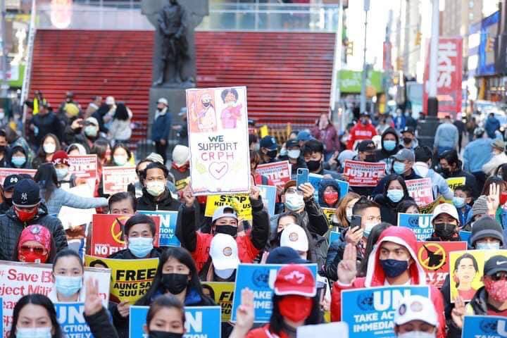 Amanda86601340's tweet photo. Myanmar people in the US gathered around the Time Square of New York and protested how they condemn the military dictatorship and that they support the CRPH government.
#Apr4Coup 
#WhatsHappeningInMyanmar https://t.co/VcInsELlLH