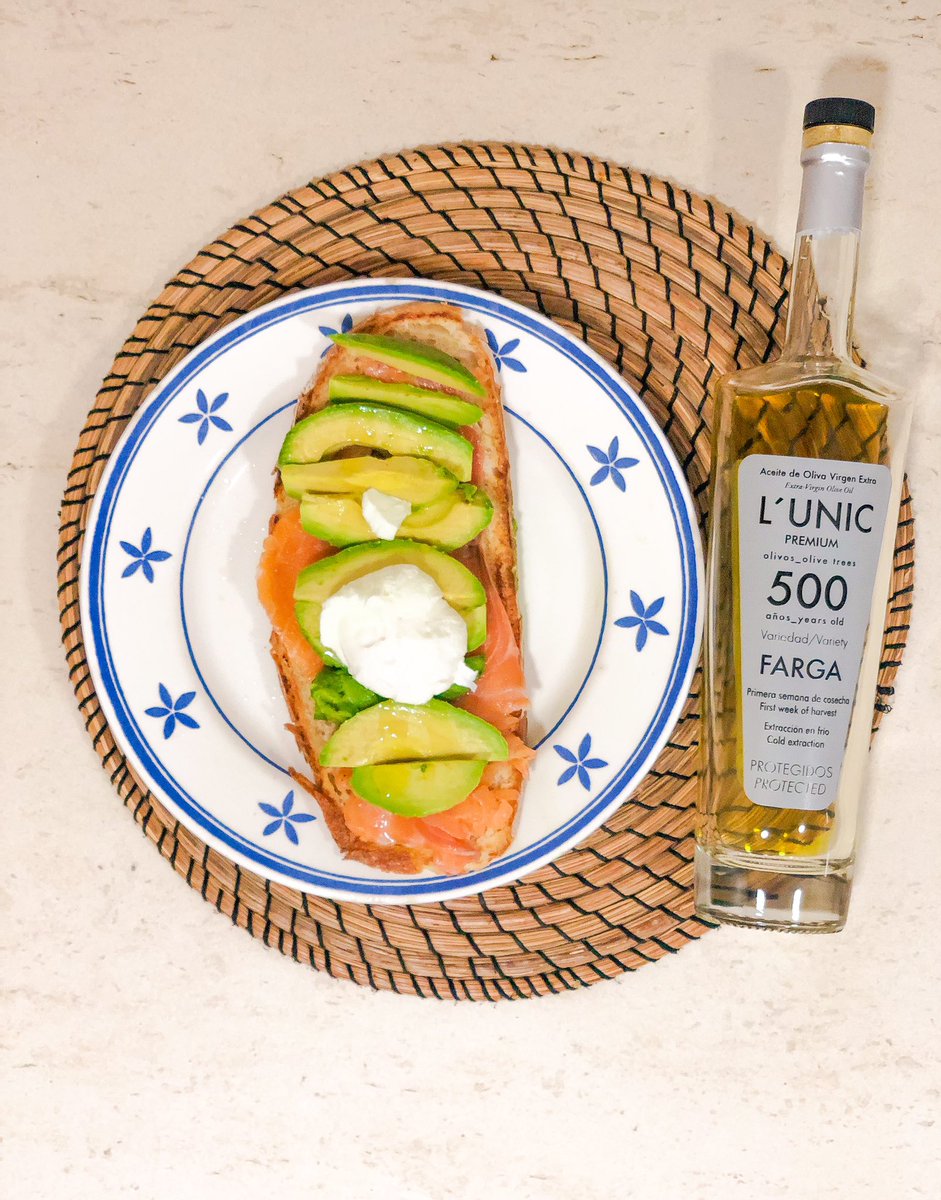 🇪🇸 Tosta de aguacate con salmón y un chorrito de nuestro AOVE Farga de 500 años 🥑

Uno de nuestros platos favoritos, tanto como para el desayuno como para la cena. Es sencillo, ligero y está delicioso 😋      #oleomile #gourmet #luxury #brunch #aove #regaloexclusivo #regalounico
