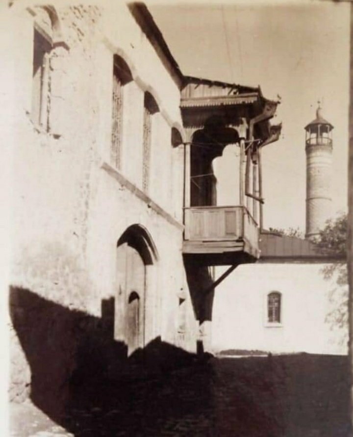 Bir gün Firudin Şuşinski məclisdə soruşur ki, dünyanın ən böyük şəhəri hansıdır? Hərə bir cavab verir: Nyu-York, Mexiko və s. Nəhayət, Firidun Şuşinski özü cavab verir: Dünyanın ən böyük şəhəri Şuşadır. 1905-ci ildən bəri ermənilər onu sökürlər, hələ də söküb qurtara bilməyiblər