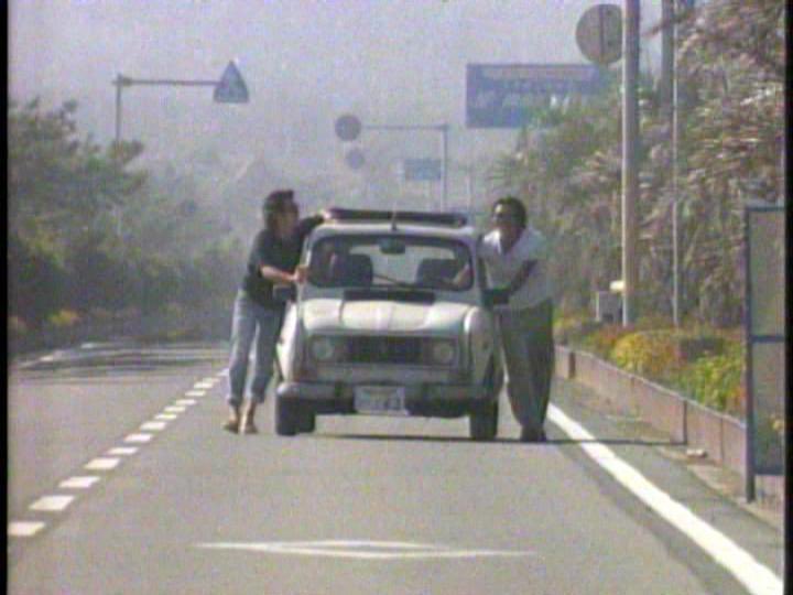 生田プリーツ 車屋さんでルノー4 キャトル の実車を見てきました キャトルといえばドラマ ビーチボーイズ で反町隆史と竹野内豊が 乗っていた 車として有名ですが 検索してみるとイケメン2人が 押している 画像ばかりが出てくるので やっぱり