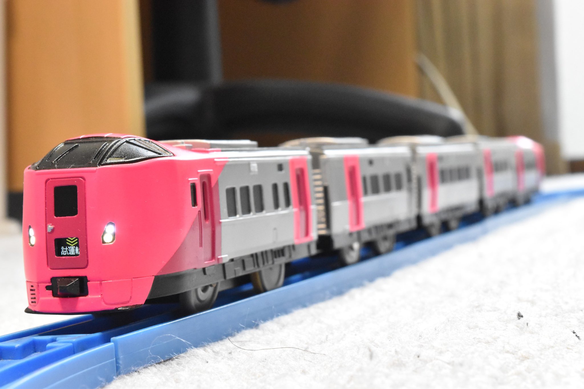 パシフィック 新作発表 プラレール Jr北海道 キハ261系5000番台はまなす編成です 小型ディスプレイによる ヘッドマークの再現に成功しました また 走行に合わせてサウンドを流すことができます 少しオーバーしましたが 学生生活の集大成と言える