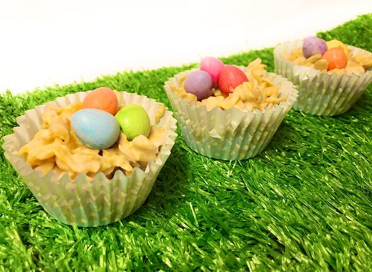 Kitchen1933's tweet photo. Happy Easter everyone! I hope you have a lovely day! ๐ฃโจ #Easter #CornflakeCakes #MiniEggs #CremeEggs https://t.co/gOWQKyFwgD