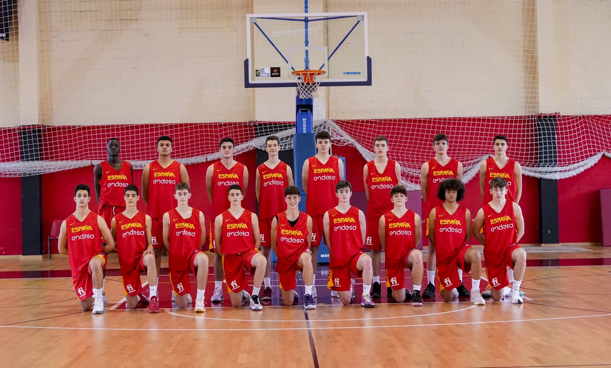 FExB's tweet photo. Finalizó la concentración de la Selección U15 Masc. Con el pacense José Luis de @BB_Badajoz @PacensisCivitas donde los técnicos FEB han elogiado el extraordinario comportamiento dentro y fuera de la pista t Y sus altas capacidades. 💪💪A seguir trabajo💪💪 https://t.co/iaLnf0k59c