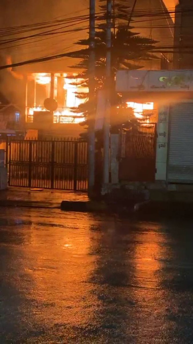 shuneleckmoeaye's tweet photo. Tw // fire
Fire broke out at the administration office of Ngaung Phyu Ward, Taunggyi, Shan State.
#Apr4Coup 
#WhatsHappeningInMyanmar 
#MilkTeaAlliance https://t.co/mBB4uIYVBp