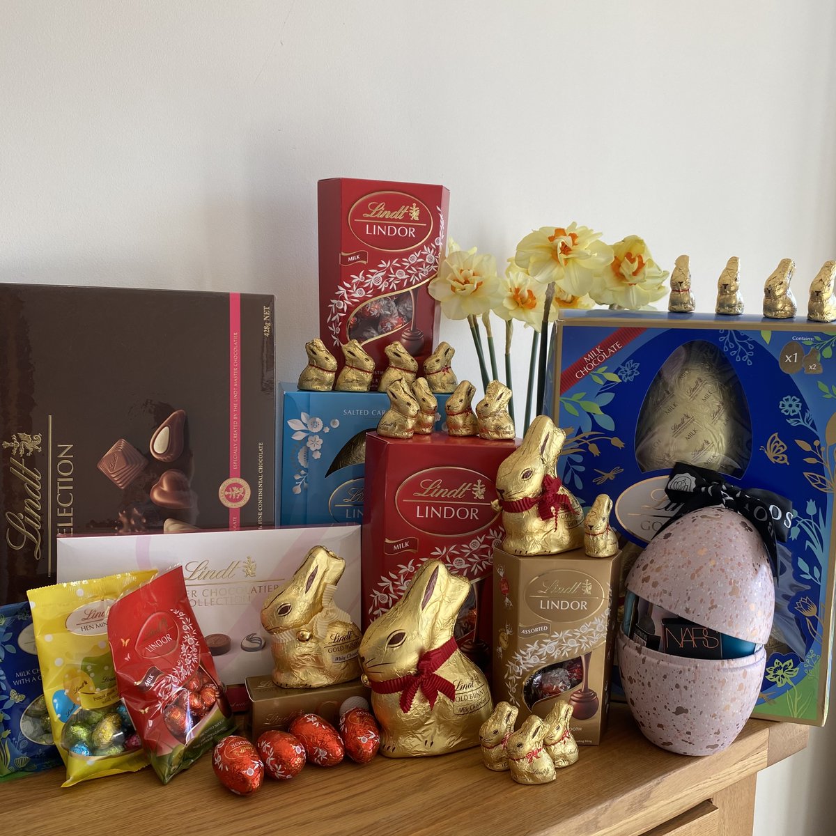 🥚GIVEAWAY🥚 We've teamed up with <a href="/LindtUK/">Lindt UK</a> for the chance to win our GLOSSYBOX Limited Edition Easter Egg AND a bundle of goodies from Lindt 🤩

To enter, just:⁣
1. Like &amp; RT💕⁣
2. Follow us &amp; <a href="/LindtUK/">Lindt UK</a>🍫
3. Tag your BFF🐣

Closes on the 7th April - good luck💕 #Glossyboxuk