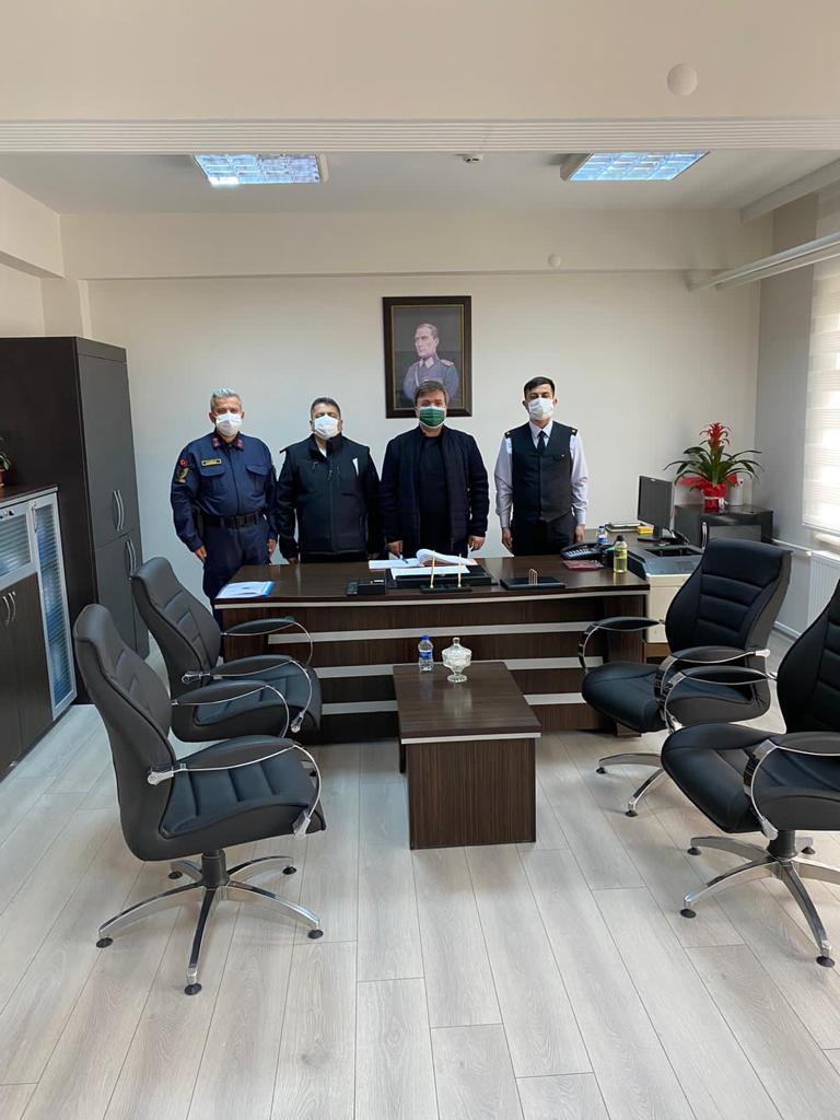 aksarayvaliligi's tweet photo. Valimiz Sn. @hmzaydg İl Emniyet Müdürü Sn. Murat Kolcu,
İl Jandarma Komutanı Sn. H.Murat Bilgiç ve İl Tarım ve Orman Müdürü Sn. Bülent Saklav, Taşpınar Jandarma Karakol Komutanlığı’nı ziyaret ettiler.
Sn. Valimiz, ‘Bizlerin rahatı, sizlerin fedakarlığına bağlı. Teşekkürler’ Dedi. https://t.co/iheBFIJdbP