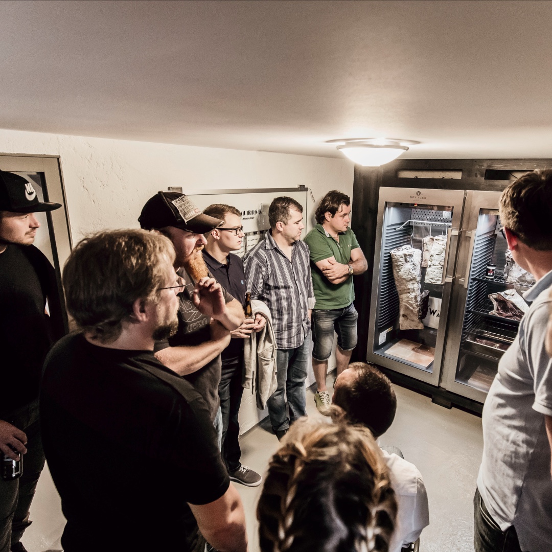 HAPPY EASTER 🐰
_
Put a nice steak on the grill to celebrate your egg hunt.
And remember... soon you can enjoy the DRY AGER feeling with all your friends again. Hang in there! 🖤😍

#dryager #dryagerfamily