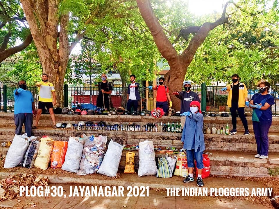 IndianPlogman's tweet photo. It's a 30th Plog in 2021 by @IndianPlogman @plogmates @Jhatkaadotorg .. with a strong focus on #HCGN- Healthy,Clean, Green Neighbourhood/Nation ! Look at the disposables in the first row, #liquoracy in 2nd row, helmets in 3rd row & #Rejoice across!! https://t.co/XNEjEer8aq