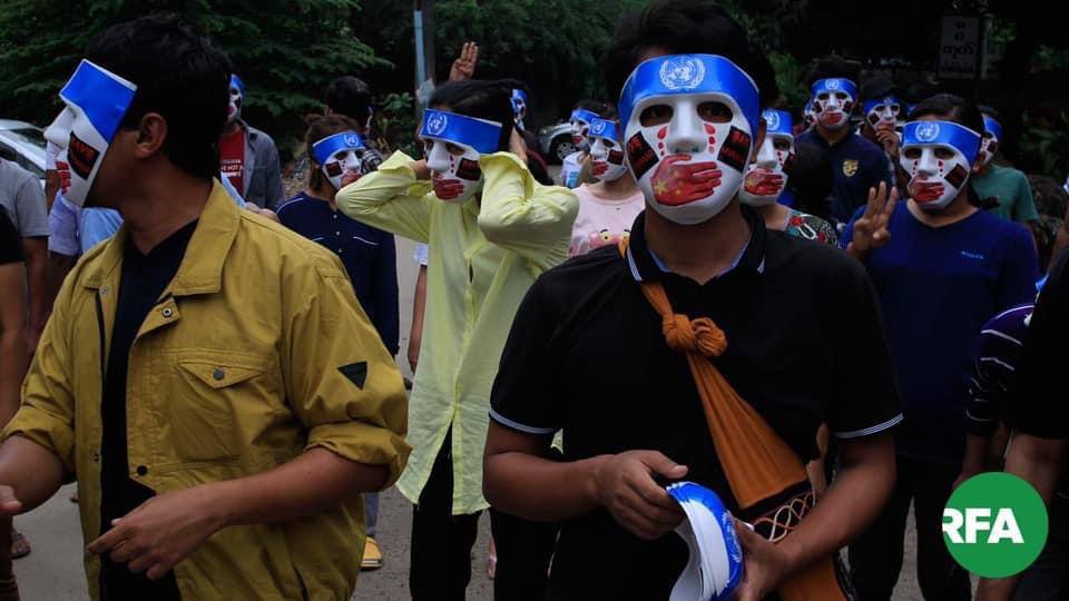 PhyoLay72954213's tweet photo. People at Kamaryaut township, protesting and shaming China with masks. They demonstrated that China is stopping all the actions of UN🎭 
#WhatsHappeningInMyanmar 
#Apr4Coup https://t.co/g11KnCaNq0