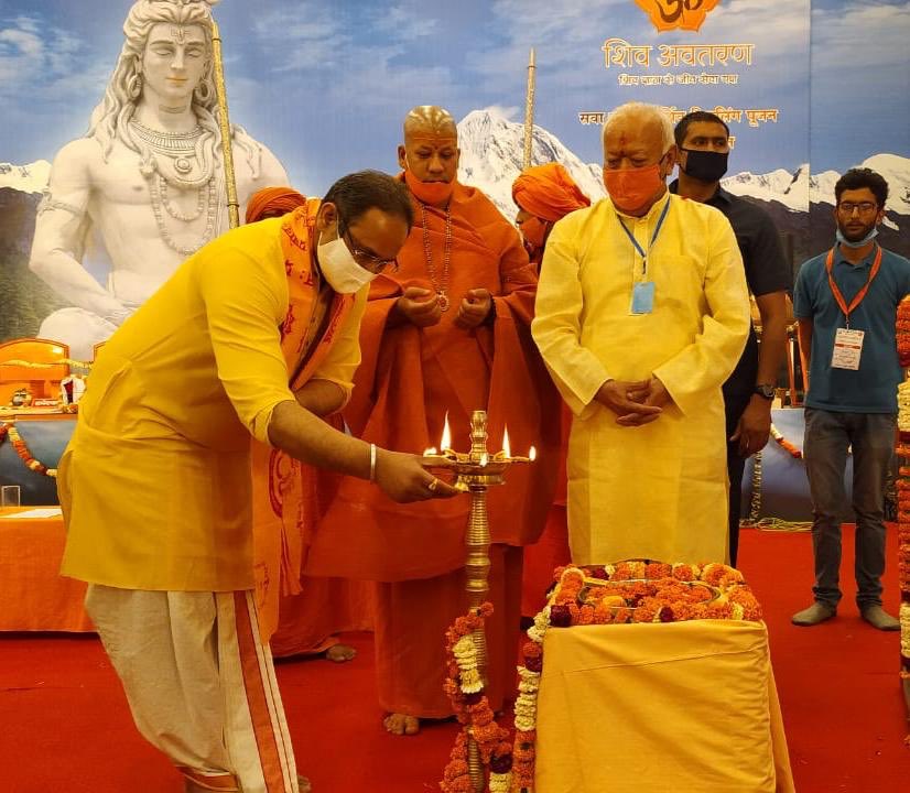 DrChinmayP's tweet photo. पर्यावरण प्रबोधन कार्यक्रम में परम सम्माननीय @DrMohanBhagwat जी  @SKailashanand ���ी व आद० संत समाज के मध्य कार्यक्रम की अध्यक्षता करने का सौभाग्य प्राप्त हुआ। विष को अमृत में बदलने का प्रयास अब शुरू करना होगा, ऐसी प्रकृति की पुकार है। https://t.co/gjHrJ3T4Yx