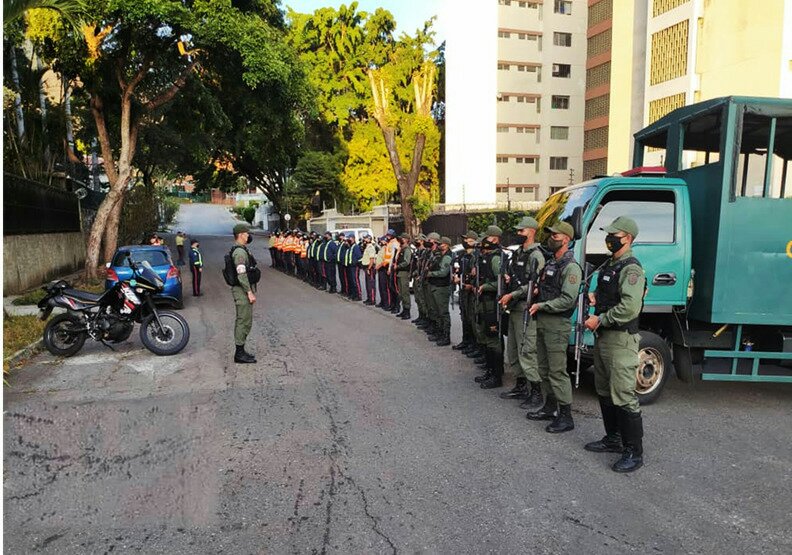 CmdtCiaUesp's tweet photo. #4Abr ¡La prevención es clave para evitar la Covid19! 

Estableciendo las medidas con los protocolos de Bioseguridad la #GNBDttoCapital, protege al pueblo durante la Cuarentena Radical. 
#FANB #GNB 
.@NicolasMaduro 
.@cmdtegralgnb
.@LopezvargasR
.@GNBGDjuvenal https://t.co/mGm3ktbHfU
