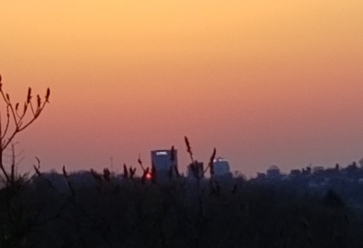 wlabovitz's tweet photo. Good morning. Happy Easter to those of you who celebrate. #Sunrise #ViewFromOurDeck #PittsburghSkyline https://t.co/DuwJoBZbJU
