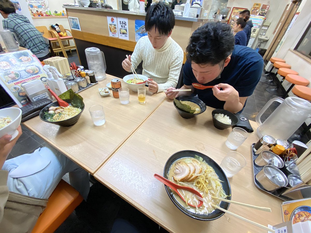 Ch4wd's tweet photo. 撮影終わりのゴル麺🍜
本日22時新しい動画あげます🙋‍♀️
今回は前回に引き続き牛丼リレー🏃‍♂️
ぜひプロフィールからYouTubeチャンネル飛んで見てください😊
#YouTube始めました #ゴル麺 #ラーメン #撮影おわり https://t.co/JW0yCF00Qp