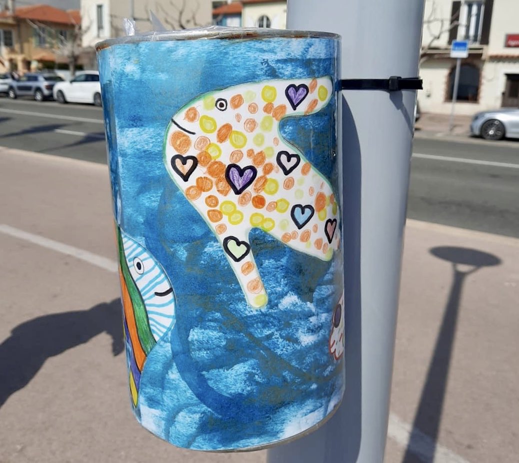 ZDcagnes's tweet photo. Ça y est ! Les 8 cendriers lauréats décorés par les enfants des maternelles et primaires de #Cagnes sont désormais installés sur le bord de mer ! Un grand bravo à eux 👏👍
#StopMegot https://t.co/bQDcX6k0xi