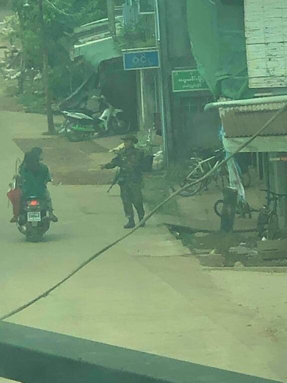 Pencilo4's tweet photo. Junta (SAC) blocking cars and people to check their phones. 
#WhatsHappeningInMyanmar 
#Apr4Coup #MilkTeaAlliance https://t.co/89HkYaSTUE
