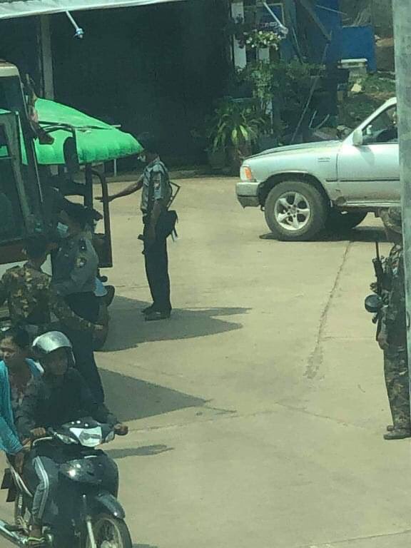 Pencilo4's tweet photo. Junta (SAC) blocking cars and people to check their phones. 
#WhatsHappeningInMyanmar 
#Apr4Coup #MilkTeaAlliance https://t.co/89HkYaSTUE
