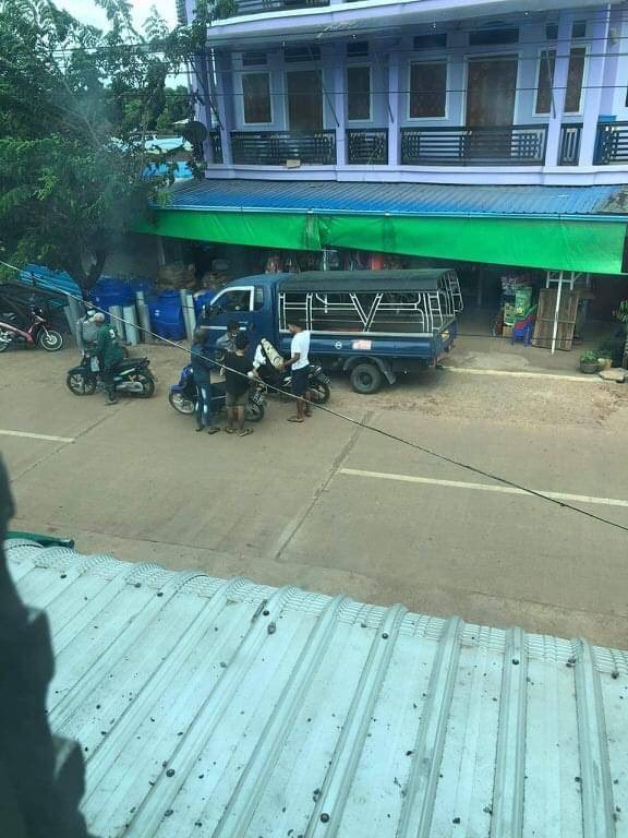 Pencilo4's tweet photo. Junta (SAC) blocking cars and people to check their phones. 
#WhatsHappeningInMyanmar 
#Apr4Coup #MilkTeaAlliance https://t.co/89HkYaSTUE
