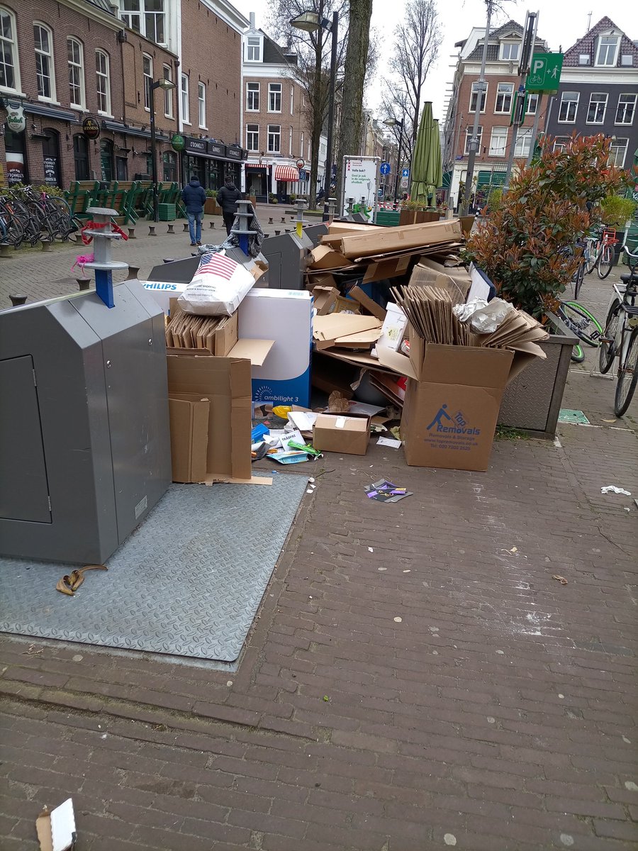 NoordSpoort's tweet photo. Vrolijk Pasen vanuit De Pijp. Gerard Doustraat t/o 58 en M. Heinekenplein. Hoe vinden @StadsdeelZuid en @webcare020 dat het gaat? #pleurhiermaarneer
#alsikhetmaarkwijtben
#trashwithcash https://t.co/DY4AiRRXLc