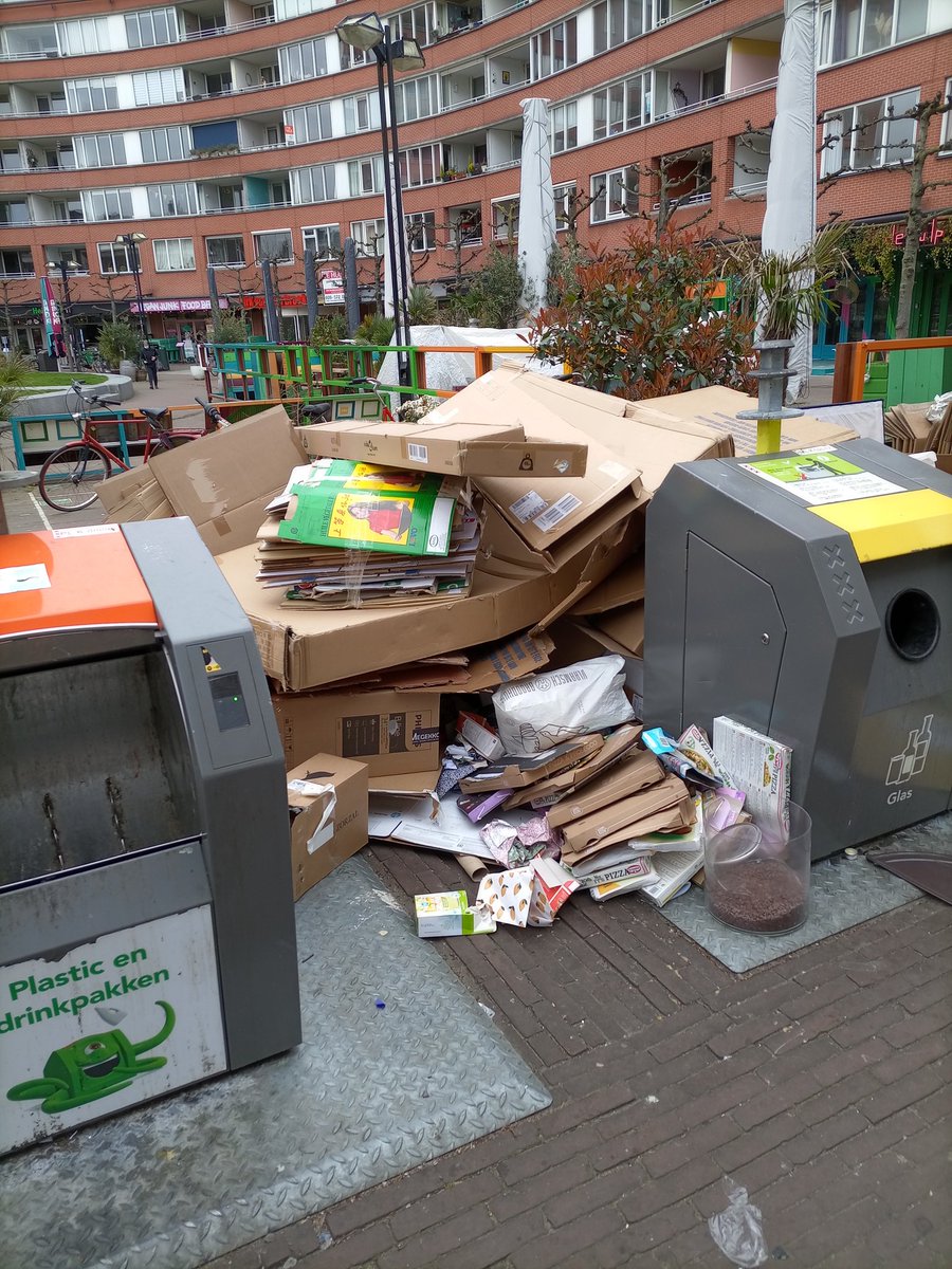 NoordSpoort's tweet photo. Vrolijk Pasen vanuit De Pijp. Gerard Doustraat t/o 58 en M. Heinekenplein. Hoe vinden @StadsdeelZuid en @webcare020 dat het gaat? #pleurhiermaarneer
#alsikhetmaarkwijtben
#trashwithcash https://t.co/DY4AiRRXLc