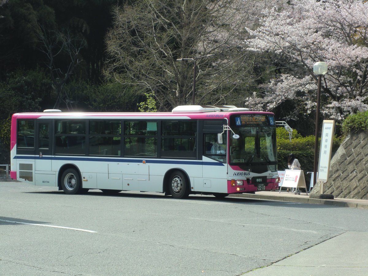 鉄好道男 京王バスの終点 第二十七回 東京薬科大学 平02 堀04 北22等の終点 八王子市内の閑静な住宅街の中に佇む 東京薬科大学のロータリー ロータリーからは北野 平山 堀之内方面へバスが出ているが 豊田行のみは京王自動車の運行となっている 付近