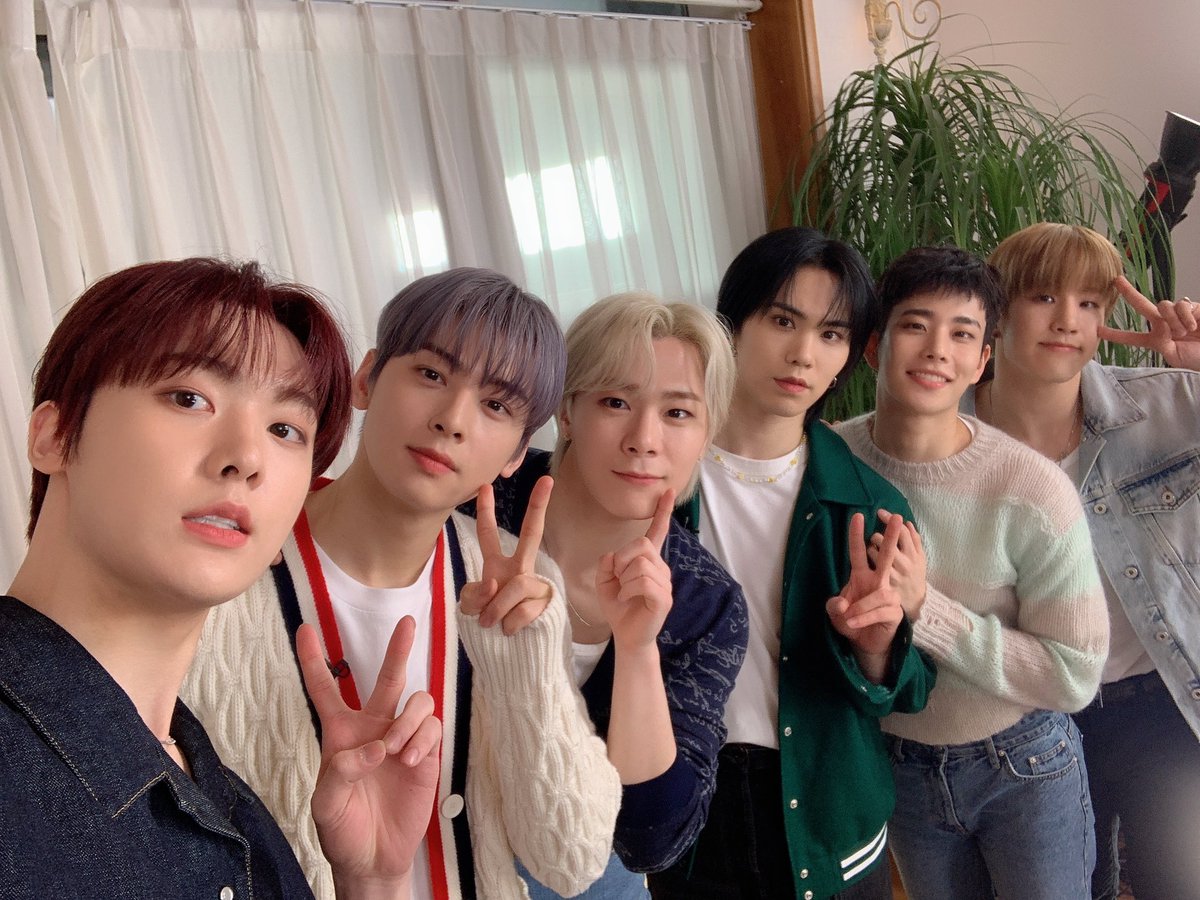 ASTRO_Staff's tweet photo. [📸] ☝🏻 210404 스포 ONE해요? #VLIVE ☝🏻

드디어 내일‼️ 아스트로 컴백합니다🗣
아로하 마음에 아스트로 심고 가세요💜
정규 2집으로 돌아오는 우리스트로☝🏻💥
이번 활동도 행복한 시간 만들어 봐요🥰

#아스트로_컴백_포즈_공모전 당선 포즈 ✅
#아스트로 #ASTRO #아로하 #AROHA
#All_Yours #ONE https://t.co/fMLKVdYxd6