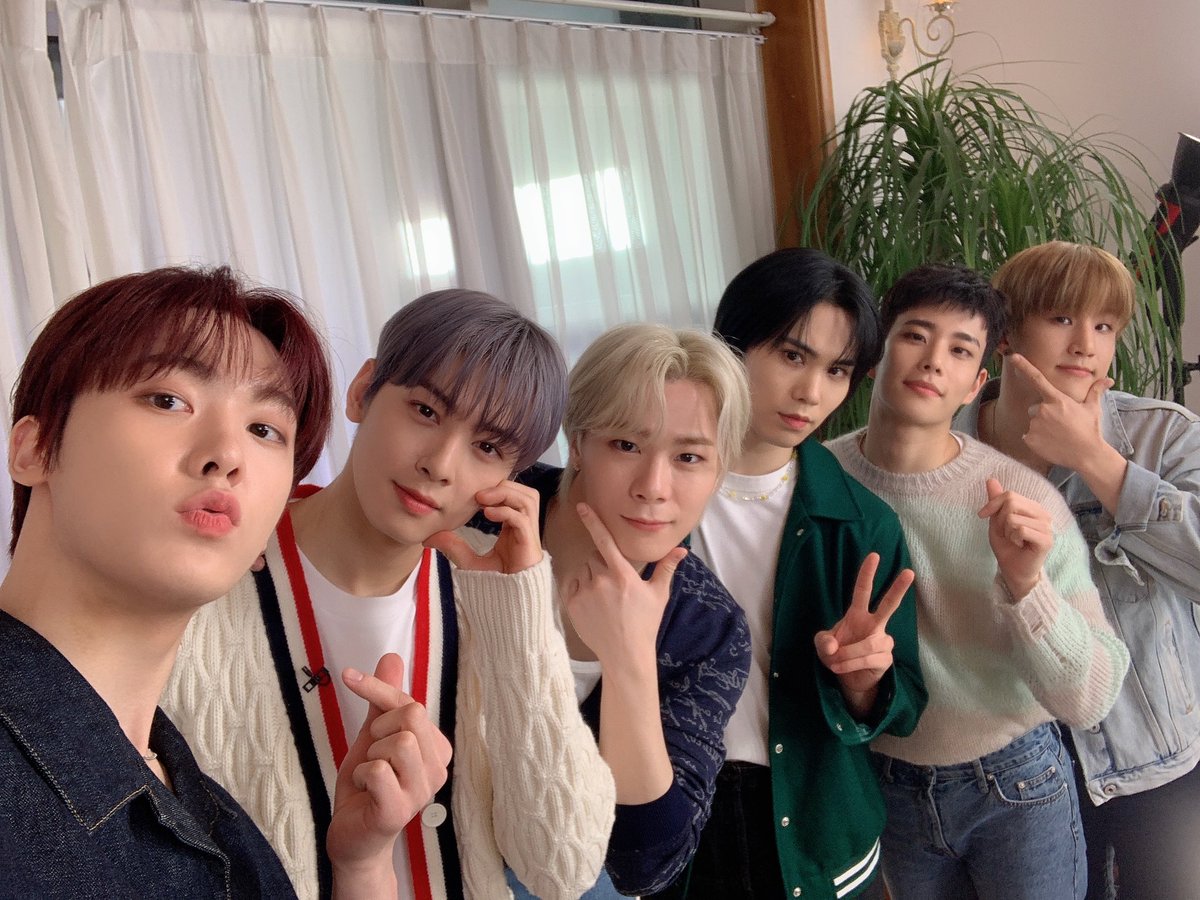 ASTRO_Staff's tweet photo. [📸] ☝🏻 210404 스포 ONE해요? #VLIVE ☝🏻

드디어 내일‼️ 아스트로 컴백합니다🗣
아로하 마음에 아스트로 심고 가세요💜
정규 2집으로 돌아오는 우리스트로☝🏻💥
이번 활동도 행복한 시간 만들어 봐요🥰

#아스트로_컴백_포즈_공모전 당선 포즈 ✅
#아스트로 #ASTRO #아로하 #AROHA
#All_Yours #ONE https://t.co/fMLKVdYxd6