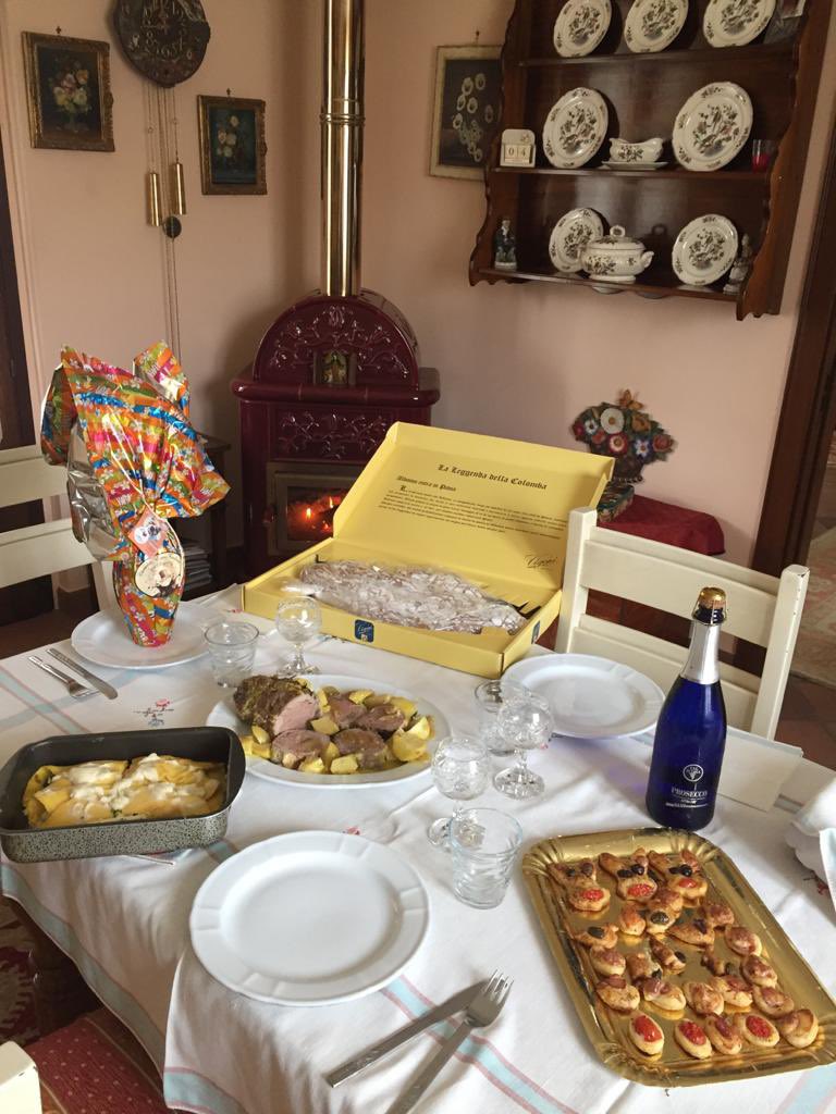 paoloangeloRF's tweet photo. Pizzette casalinghe ,crespelle, #agnello ,uovo ( per aiutare progetto canile #Cremona)e colomba #Vigoni Buon #pranzo #BuonaPasqua2021 #Pasqua https://t.co/Dwofin3bpd