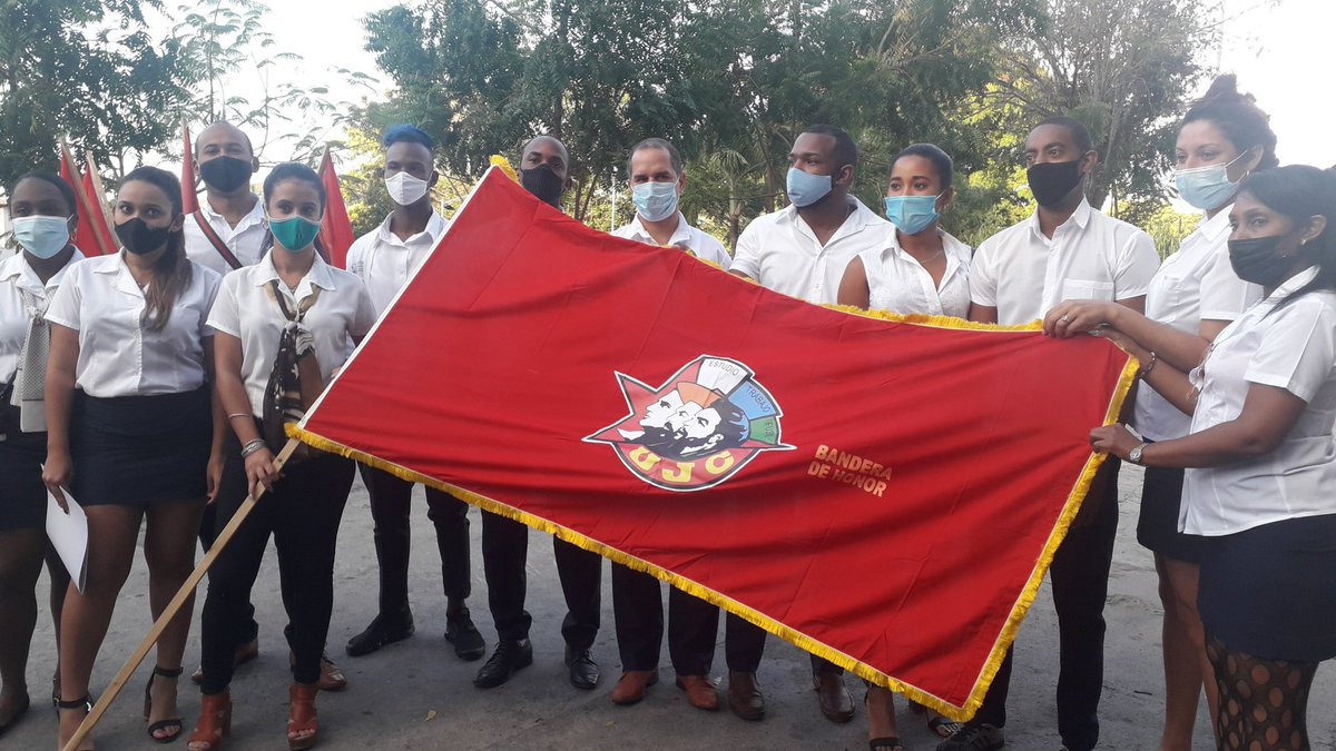 👉Nunca antes tuvo tanto valor para un joven amanecer en #Cuba como ahora cuando cada mañana salimos a defender la continuidad de nuestra Revolución Socialista y antiimperialista: quien dijo que todo está perdido, yo vengo a ofrecer mi corazón #4DeAbril #TuEresElPresente