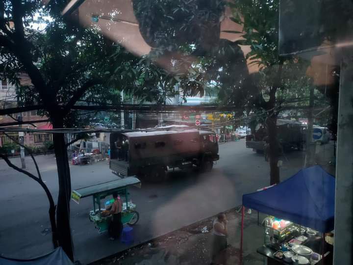 nslwin's tweet photo. 3 truckloads &amp; a double cab of Terrorists (#Myanmar security forces) arrived in Kyauk Myaung, Tamwe, Yangon to crackdown on night protest.

#WhatsHappeningInMyanmar #Apr4Coup
#MilkTeaAlliance #AntiFascistRevolution2021 https://t.co/5ZywMyxWVj