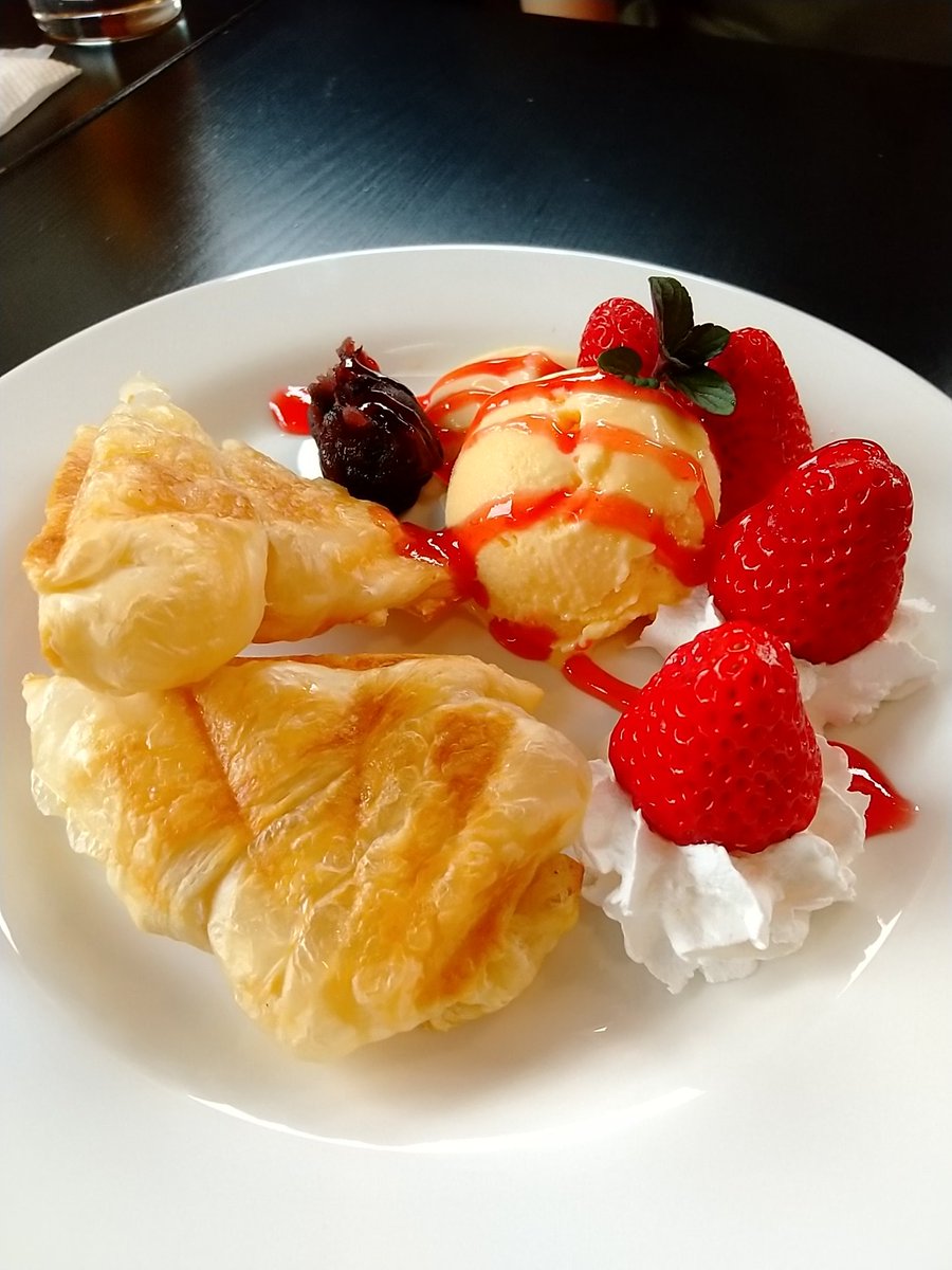 minicochi's tweet photo. 以前から気になっていたお店にランチで行けました✨🙌
·甲州ワインビーフの煮込みハンバーグ🍴
·イチゴのワッフル(のはずが、パイだった。でも美味しかった😋)
山梨県産の食材にこだわっているそうです😃
幸せな時間でした~🍀
#甲府 #アジール #Asyle https://t.co/FN1OW2G7DI