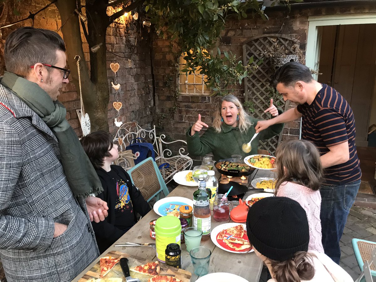 LoisHarding's tweet image. Happy Easter! It’s been so lovely to finally socialise with friends on such a beautiful weekend, just what I needed 🐣💐🌷🥰🥂